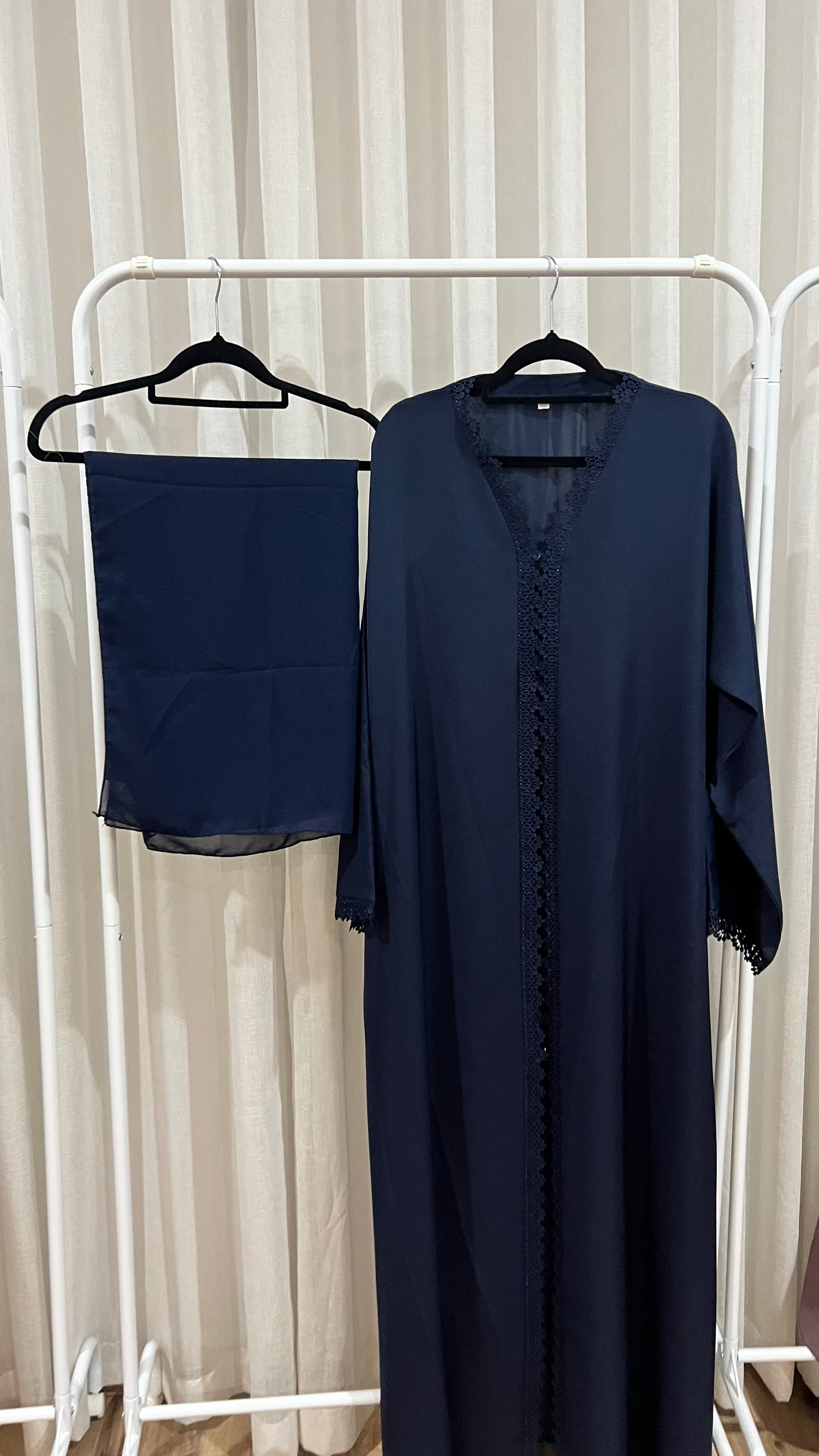 Petal trim abaya