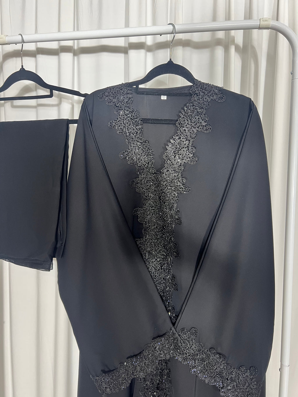 Noir lace abaya
