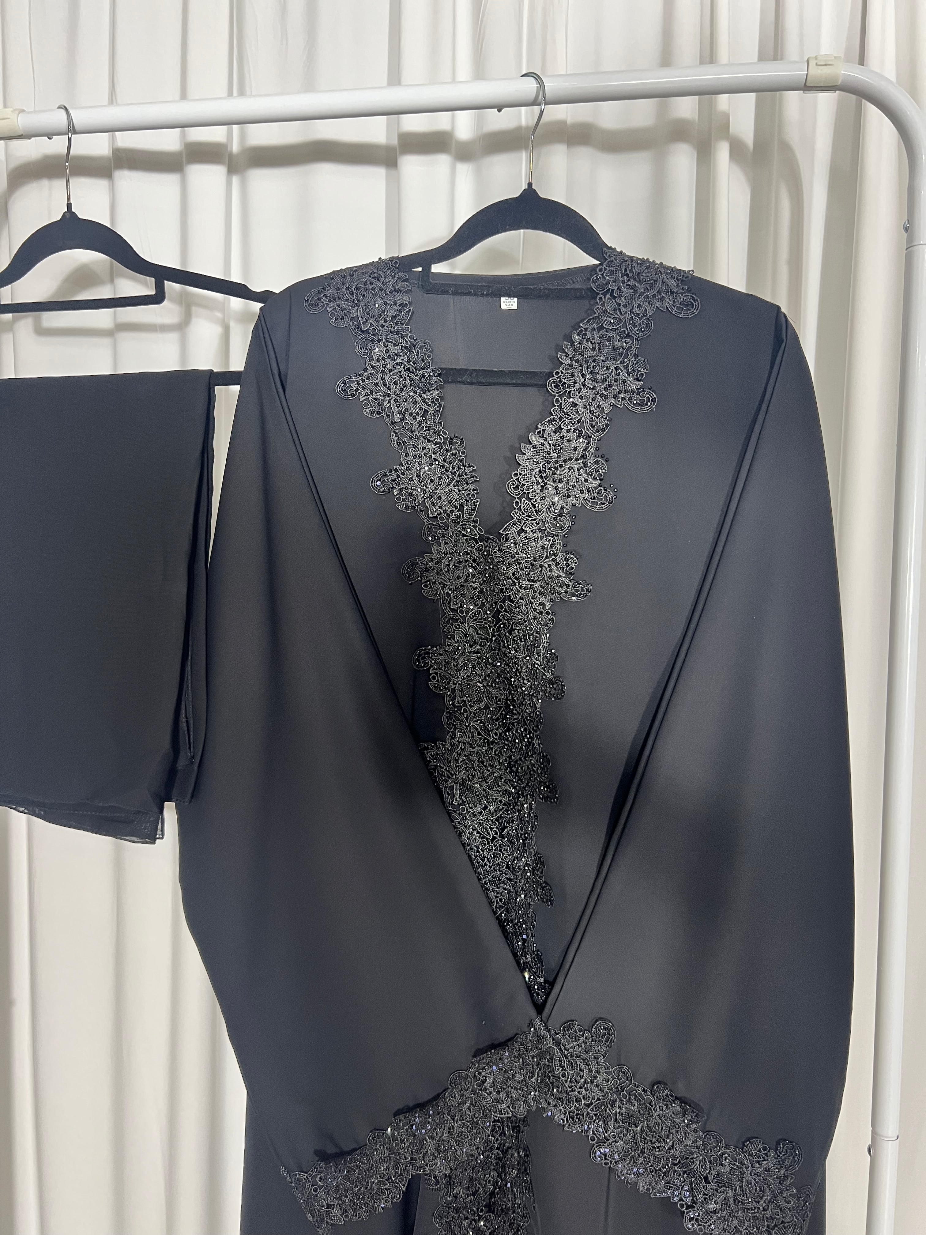 Noir lace abaya