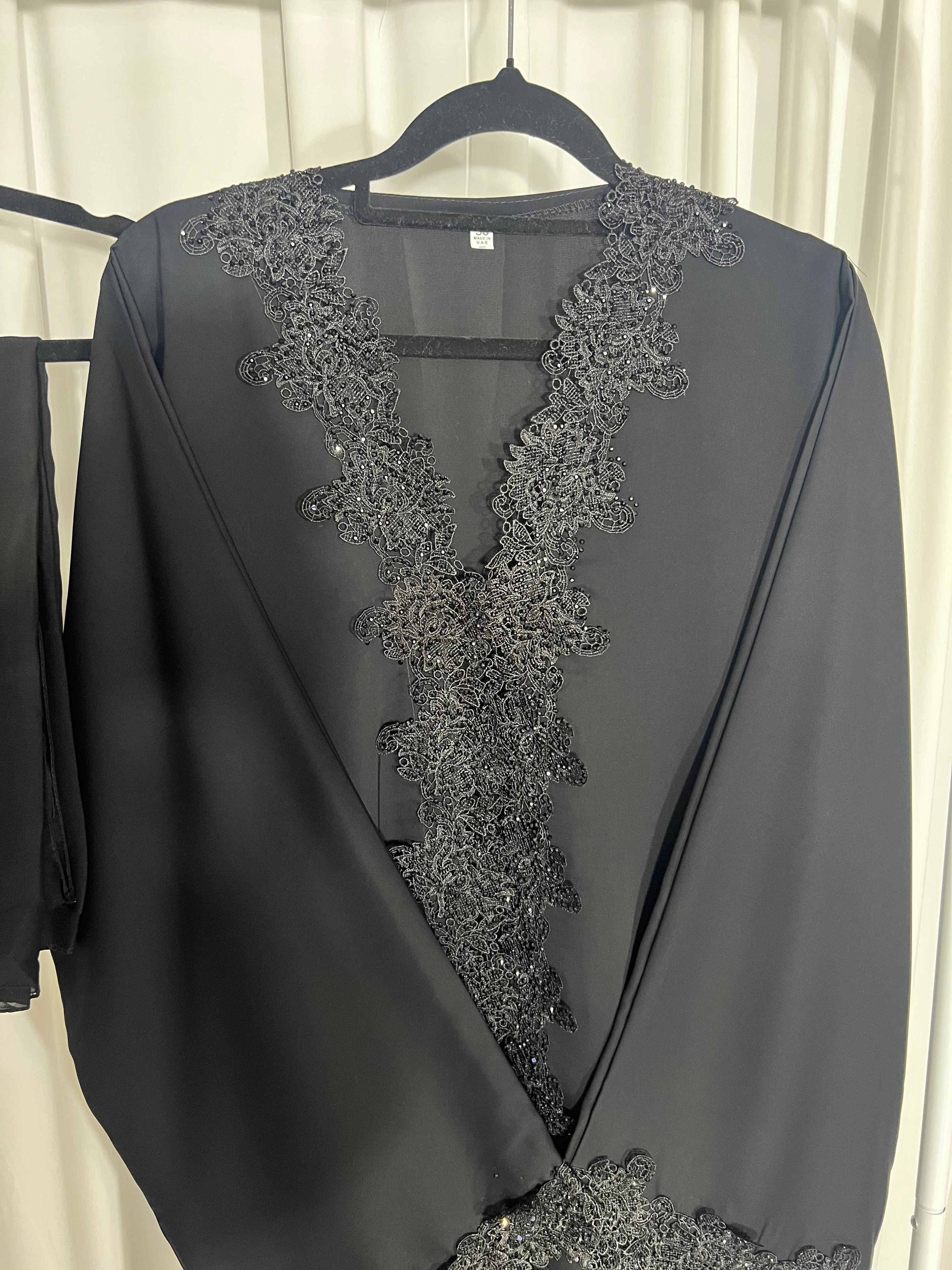 Noir lace abaya