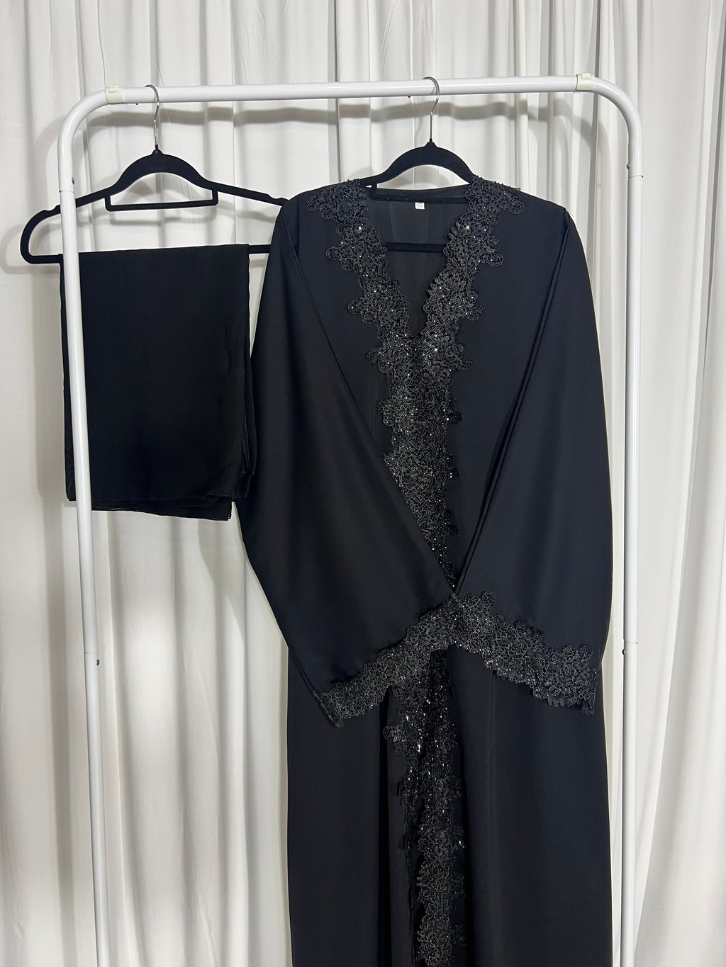Noir lace abaya