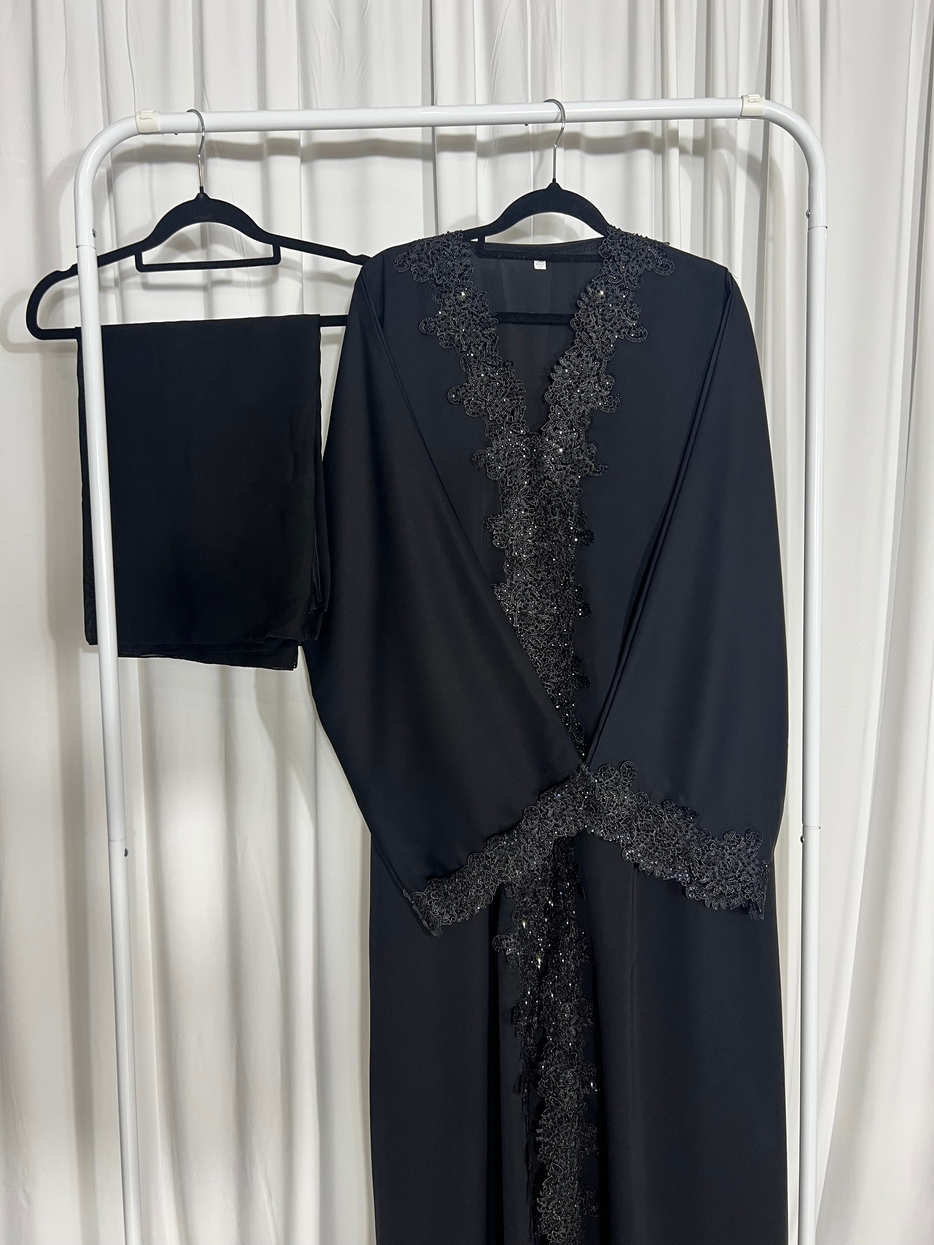 Noir lace abaya
