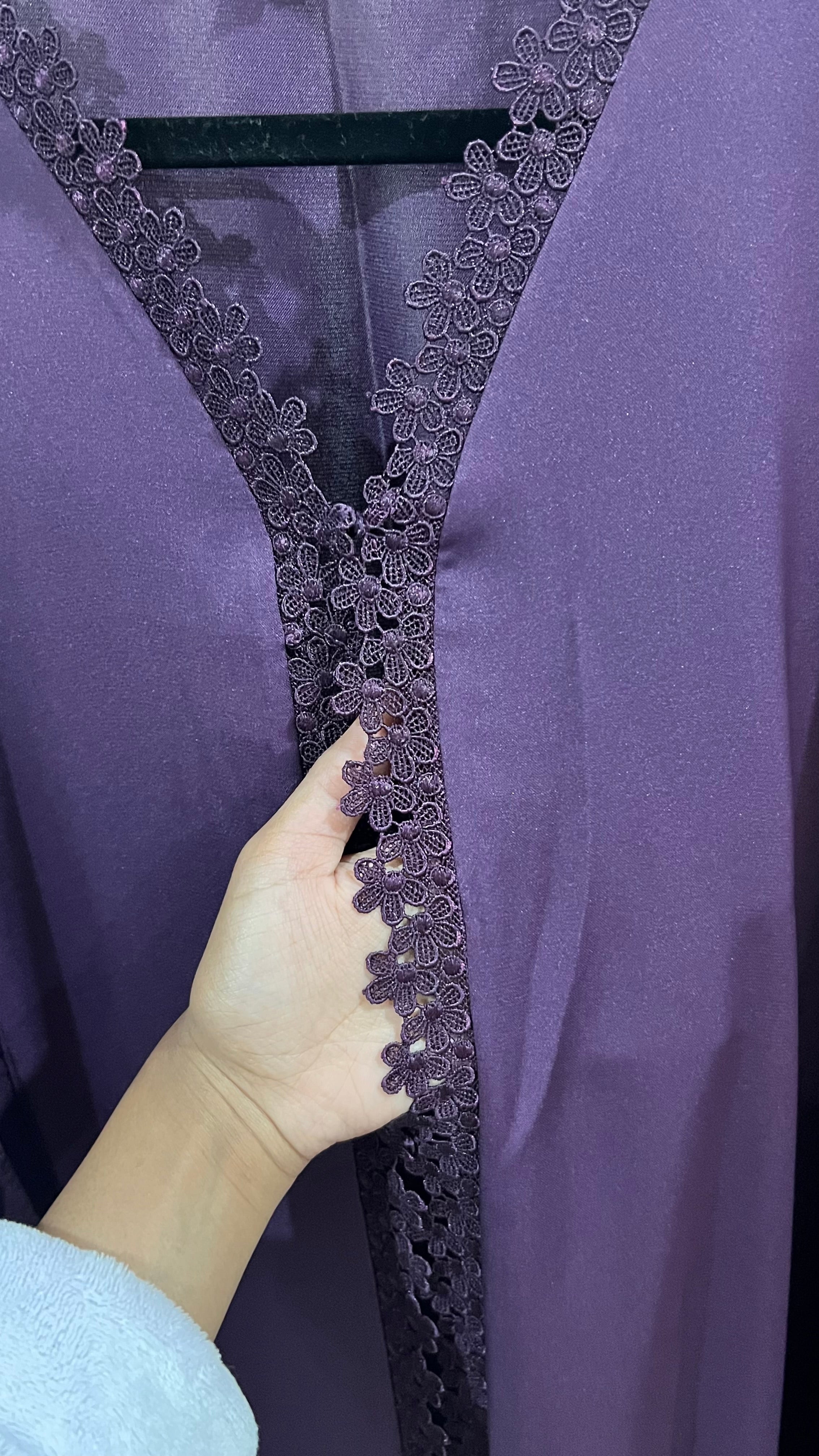 Petal trim abaya