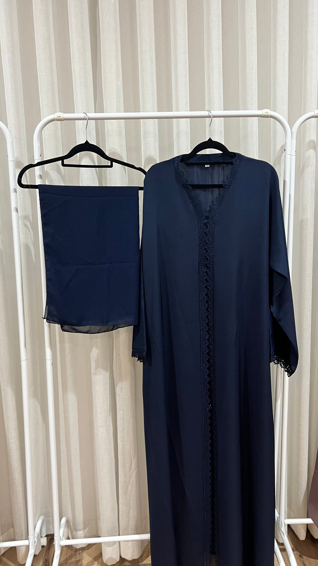 Petal trim abaya