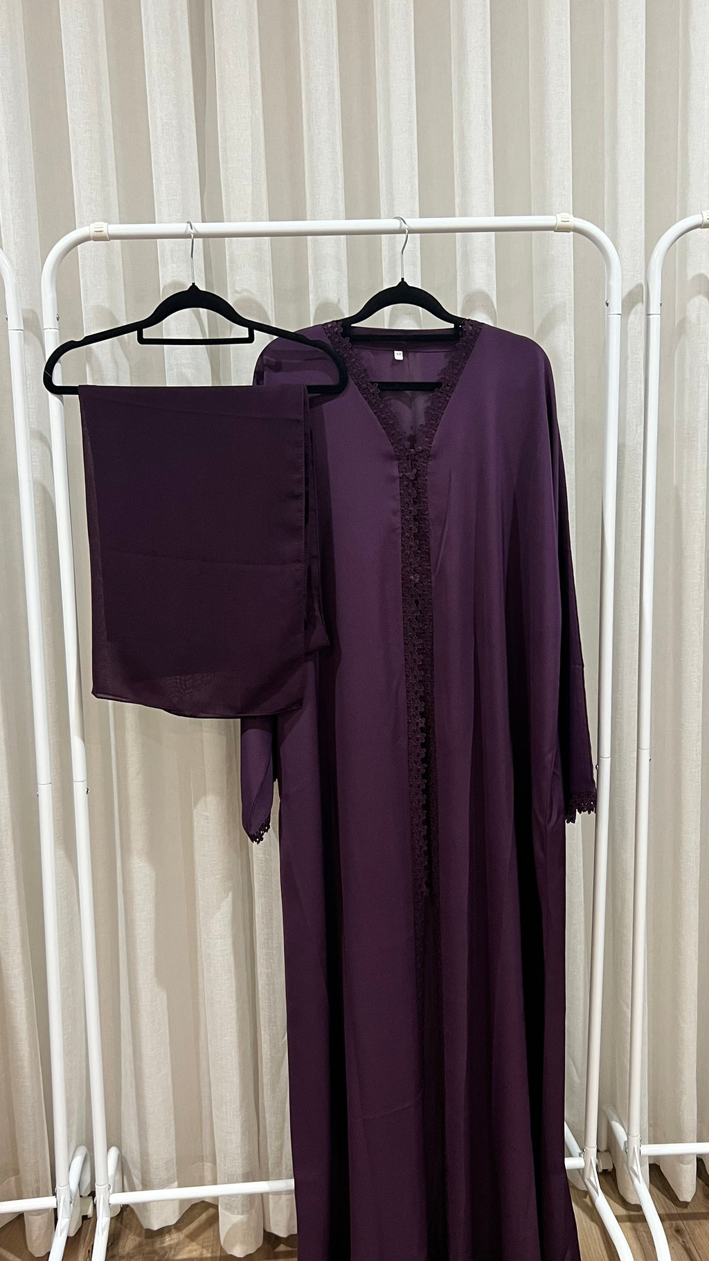Petal trim abaya