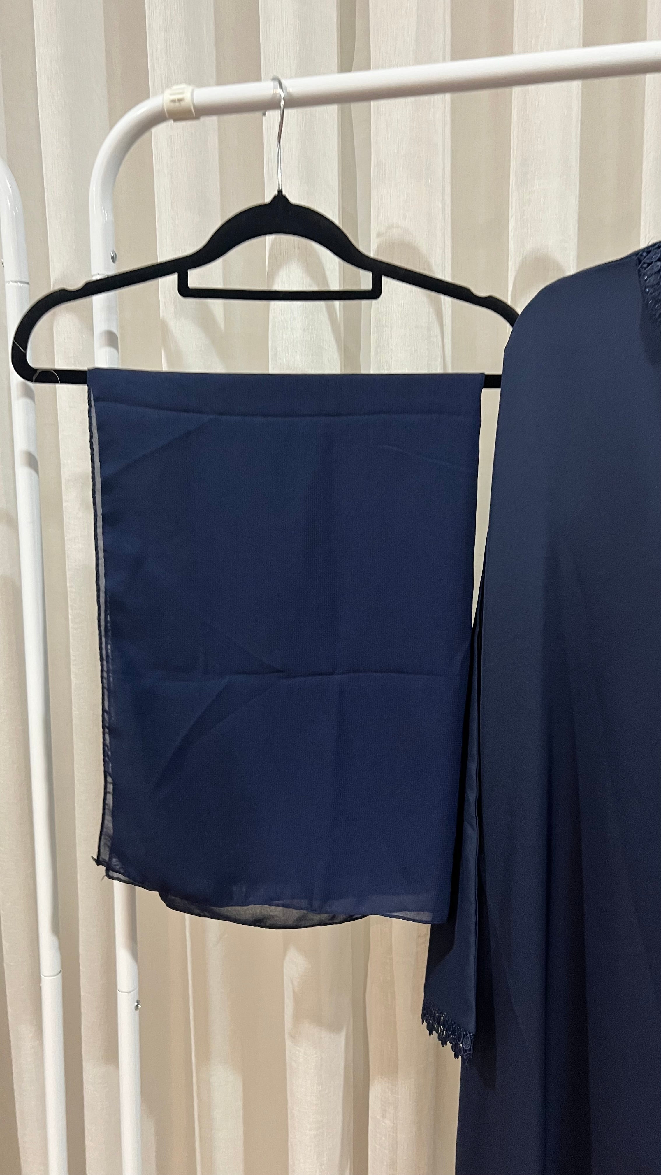 Petal trim abaya