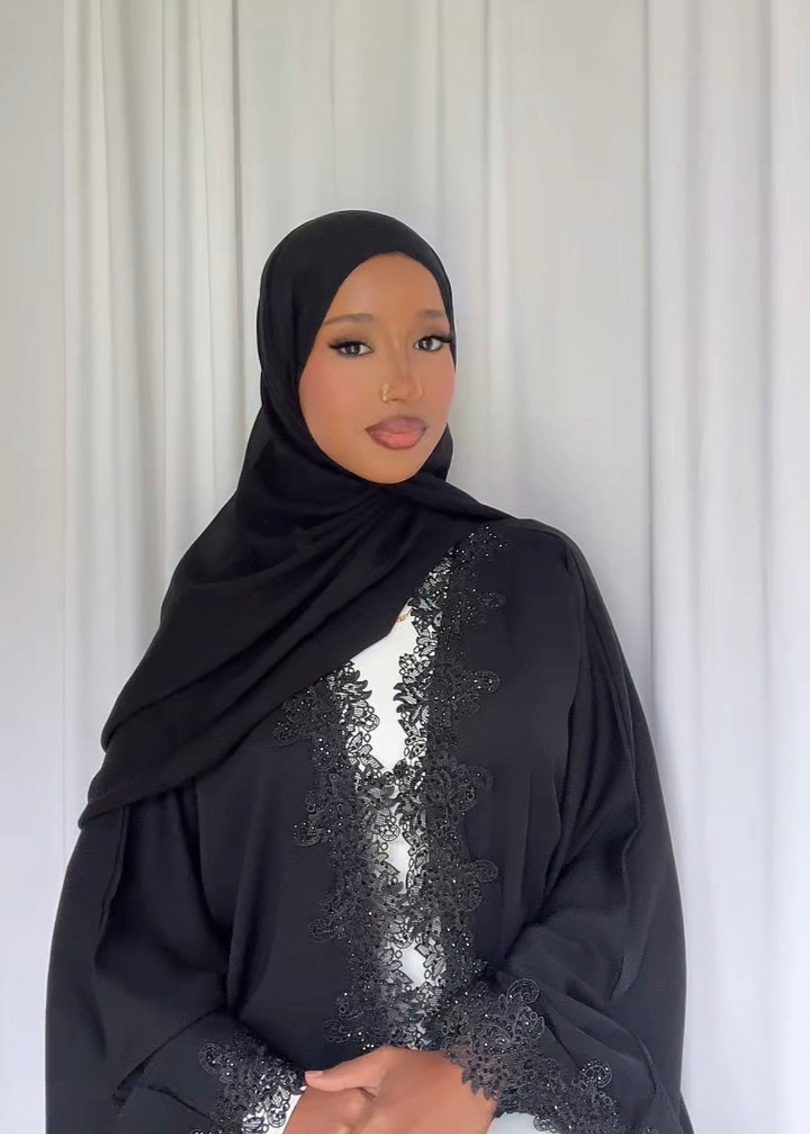 Noir lace abaya