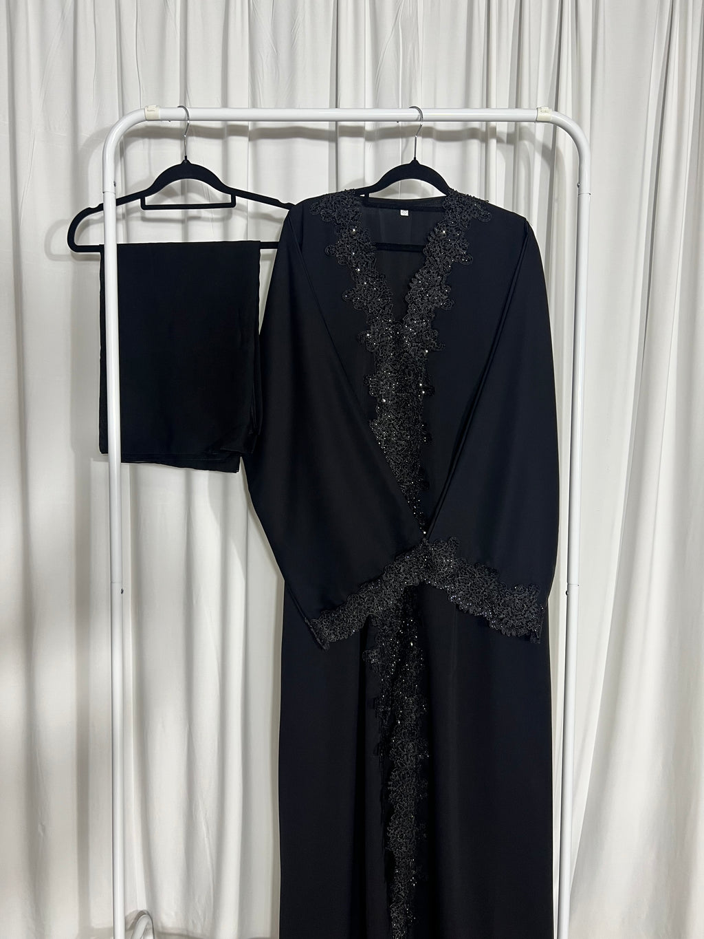 Noir lace abaya